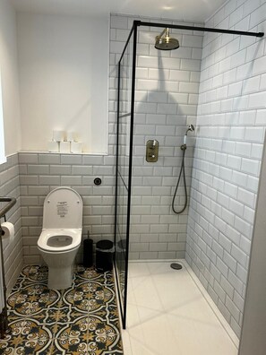 Shower, hair dryer, towels, soap - Earl's Court Elegant Apartment- Central London (London)
