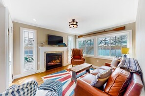 Fernseher, Kamin, Bücher, Streaming-Dienste