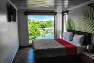 Quarto solteiro superior | Roupas de cama premium, edredons de pluma, escrivaninha