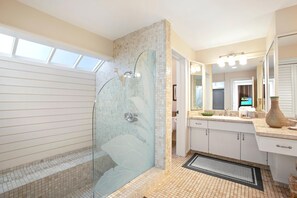 Douche, sèche-cheveux, serviettes fournies