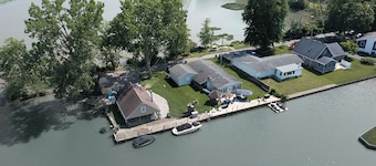 BEST LOCATION Water Front.Private Dock.Canoe.Kayak.PaddleBoard,GolfCourseCommnty
