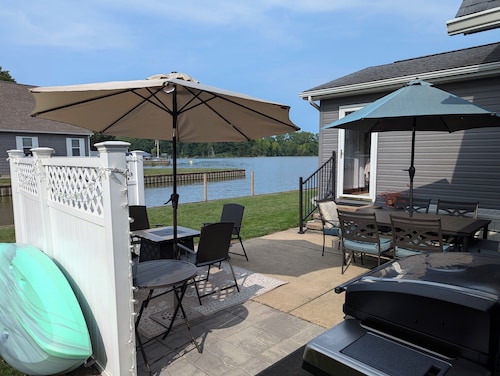 BEST LOCATION Water Front.Private Dock.Canoe.Kayak.PaddleBoard,GolfCourseCommnty