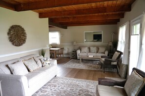 Smart TV, fireplace, books - BEST LOCATION Water Front.Private Dock.Canoe.Kayak.PaddleBoard,GolfCourseCommnty (Huron)