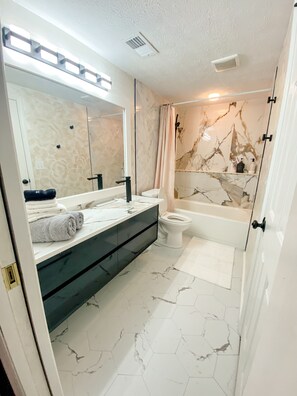 Shower, shampoo - A one of a kind home with a waffle and coffee bar, life sized games and comfort! (Lexington)
