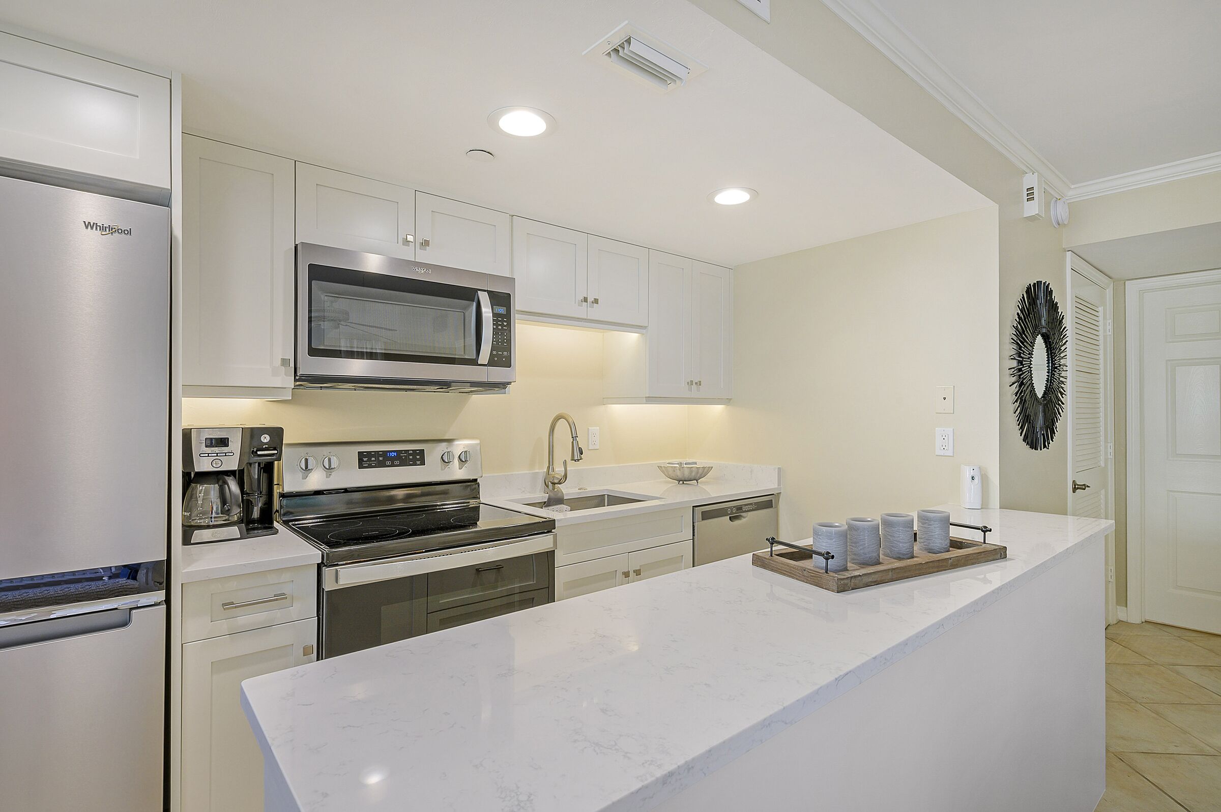 Downtown Naples Beach Condo, Half block from Famous 5th Ave