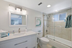 Handtücher, Seife, Shampoo, Toilettenpapier