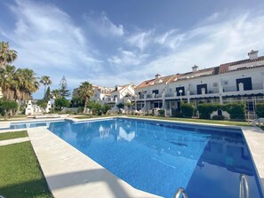 Una piscina al aire libre