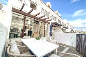 Outdoor dining - Discover Paradise: Charming 4-Bedroom Townhouse Steps Away from the Beach" (Fuengirola)