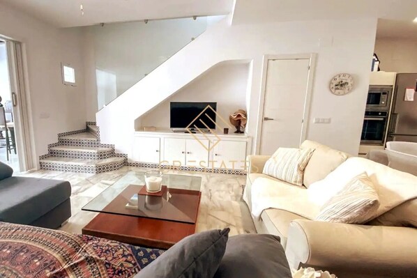 Smart TV - Discover Paradise: Charming 4-Bedroom Townhouse Steps Away from the Beach" (Fuengirola)