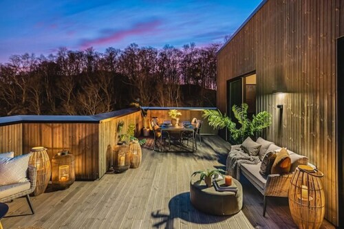 Large Seafront Penthouse Apt! Private Roof Terrace