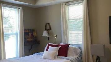 Een strijkplank/strijkijzer, gratis wifi, beddengoed