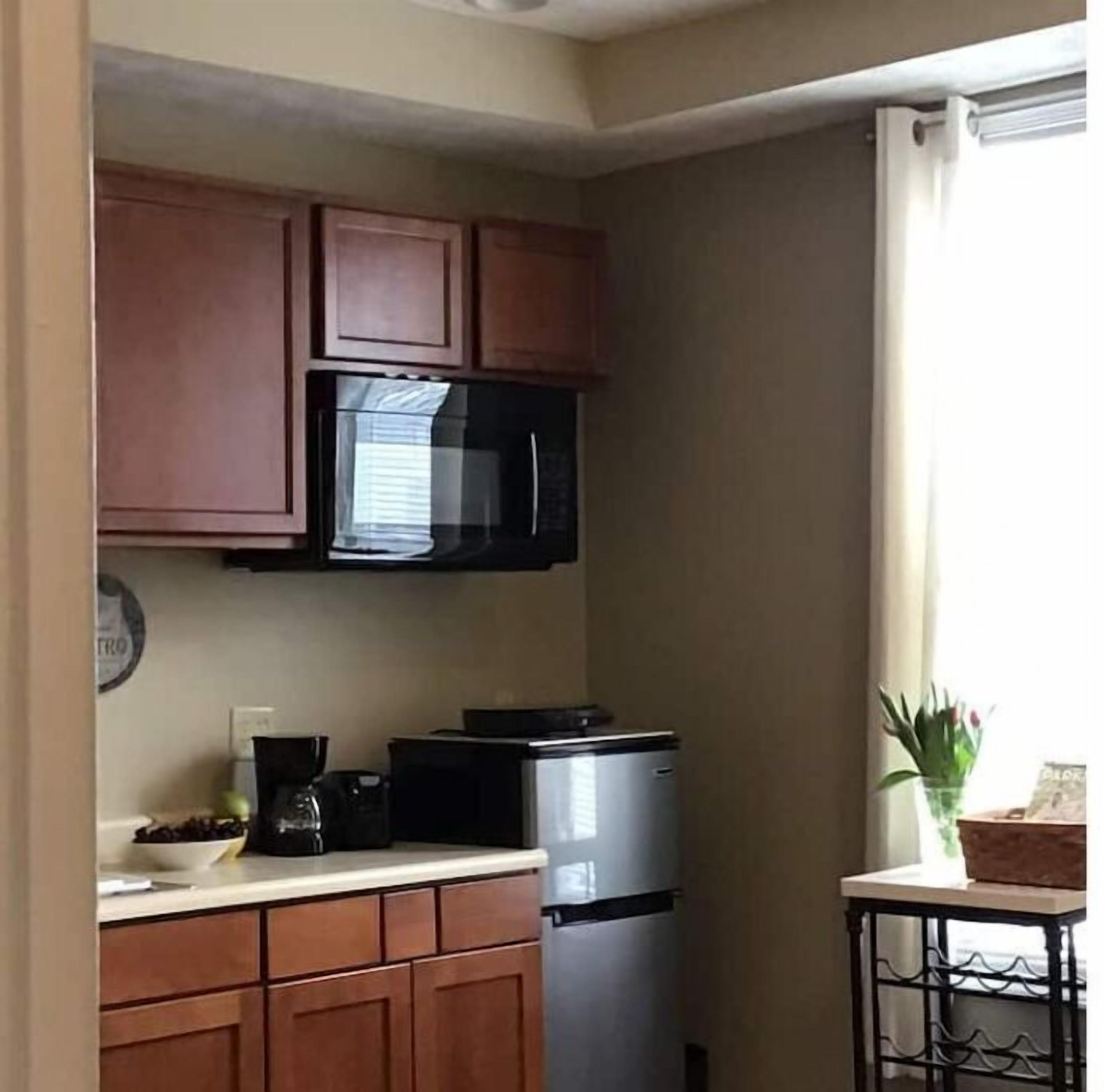 Refrigerador, microondas, cafetera y tetera y tetera eléctrica 