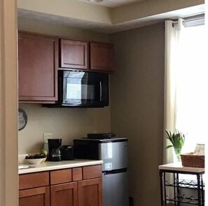 ثلاجة، ميكروويف، ماكينة لصنع القهوة/الشاي، غلّاية كهربائية