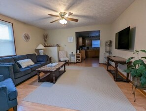 Smart TV, books - Tranquility Cottage- Close to UD (Dayton)