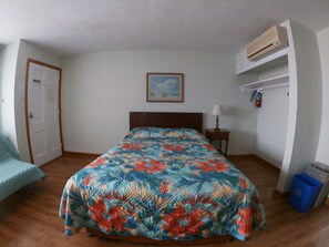 Habitación estándar, 1 cama Queen size, para no fumadores | Muebles diferentes, escritorio, wifi gratis y ropa de cama 