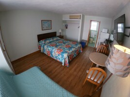 Decoración personalizada, muebles diferentes, escritorio y wifi gratis 