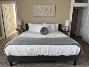 3 bedrooms, iron/ironing board, free WiFi, bed sheets - Farmhouse in the City (Dayton)