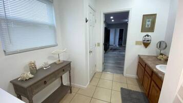 Hårføner, håndklær, såpe og sjampo