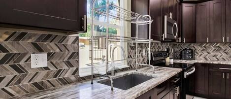 Geladeira, micro-ondas, fogão, cooktop