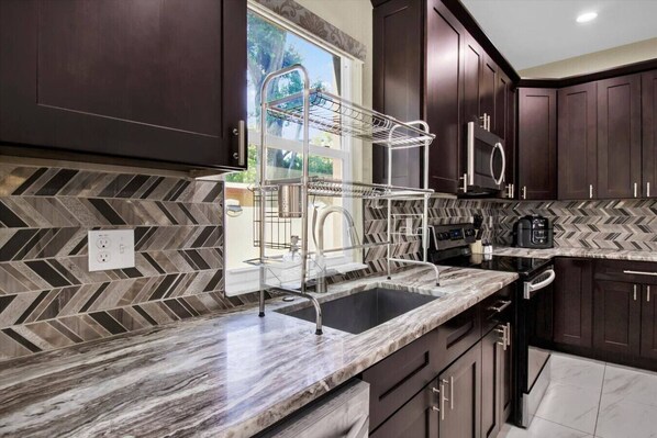 Køleskab, mikrobølgeovn, ovn, kogeplade