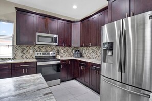 Een koelkast, een microgolfoven, een oven, een kookplaat