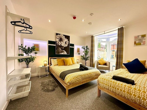Large NEW 8 bedroom house Sleeps 20 Accepts Groups