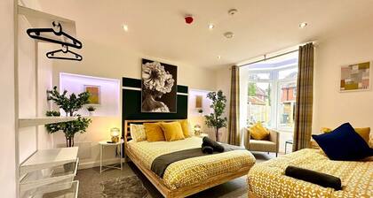 Large NEW 8 bedroom house Sleeps 20 Accepts Groups