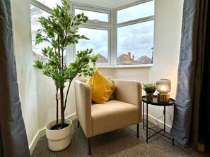 Interior - Large NEW 8 bedroom house Sleeps 20 Accepts Groups (Bournemouth)