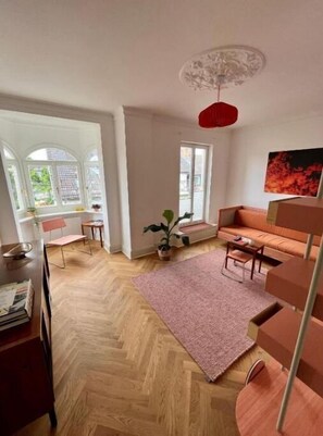 تلفزيون بشاشة مسطحة