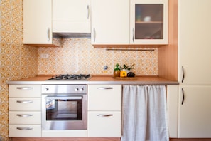 Geladeira, fogão, cooktop, cafeteira/chaleira