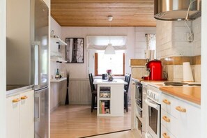 Kylskåp, mikrovågsugn, ugn och spishäll