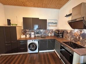 Geladeira, micro-ondas, cooktop, lava-louças
