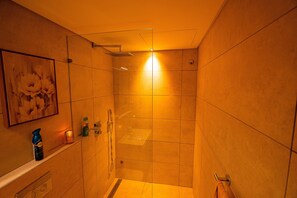 Hårføner, bidé, håndklær og såpe