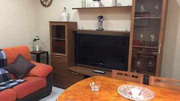 Business Apartment | Living area | Flat-screen TV