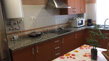 Business Apartment | Private kitchen | Full-size fridge, microwave, stovetop, toaster