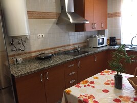 Business Apartment | Private kitchen | Full-size fridge, microwave, stovetop, toaster