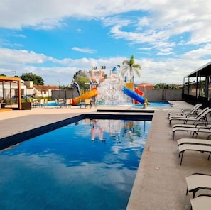 2 piscines extérieures