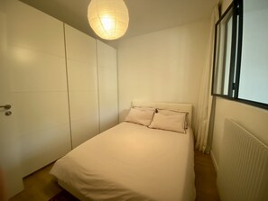 1 غرفة نوم ومكواة/لوح كي وواي فاي مجانًا وملاءات أسرّة