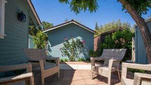 A patio with wicker chairs and a small shed in the background. - Studio Bella - Solvang, CA (Solvang)