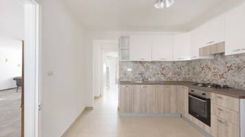 Een koelkast, een magnetron, een kookplaat