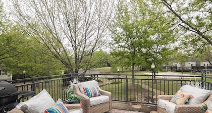 Darling Townhouse Walking distance to the Stadiums and THE GROVE!!!