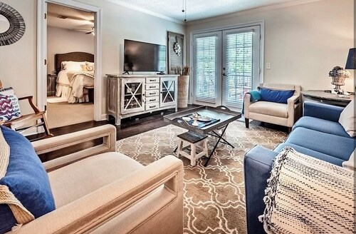 Darling Townhouse Walking distance to the Stadiums and THE GROVE!!!