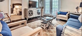 Darling Townhouse Walking distance to the Stadiums and THE GROVE!!!