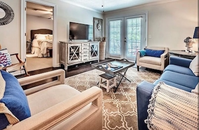 Darling Townhouse Walking distance to the Stadiums and THE GROVE!!!