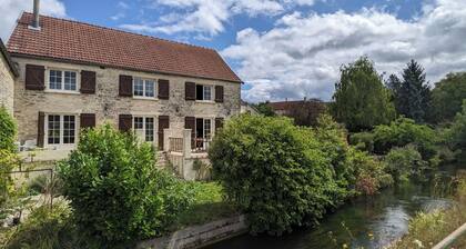 Charming stone house along the Seine in the heart of the Champagne vineyards