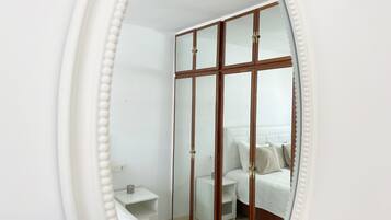 1 dormitorio, tabla de planchar con plancha, wifi gratis y ropa de cama