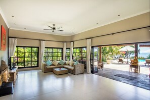 TV - Villa Taman Indah, Lovina (Buleleng)