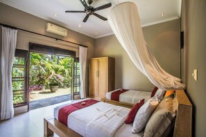 5 bedrooms, free WiFi, bed sheets - Villa Taman Indah, Lovina (Buleleng)