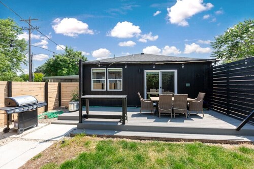 Off-Broadway - Modern w/outdoor oasis of fun