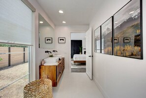 3 slaapkamers, een bureau, een strijkplank/strijkijzer, reisbedje